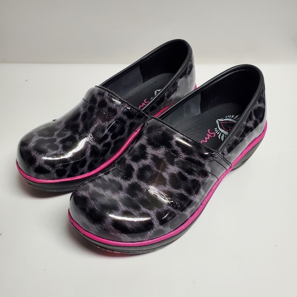 smitten nursing clogs